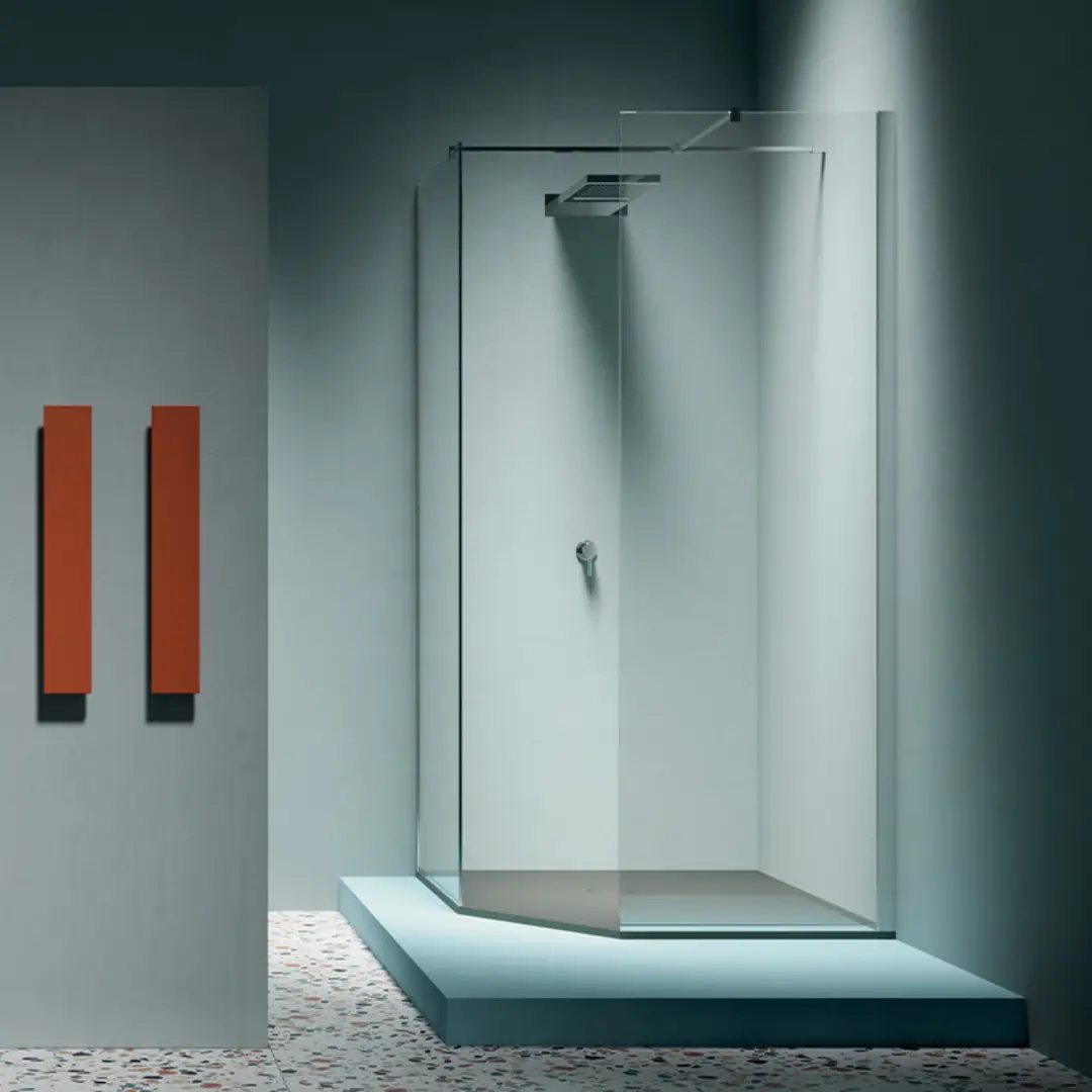 Pareti doccia in vetro e materiali resistenti per arredamento bagno