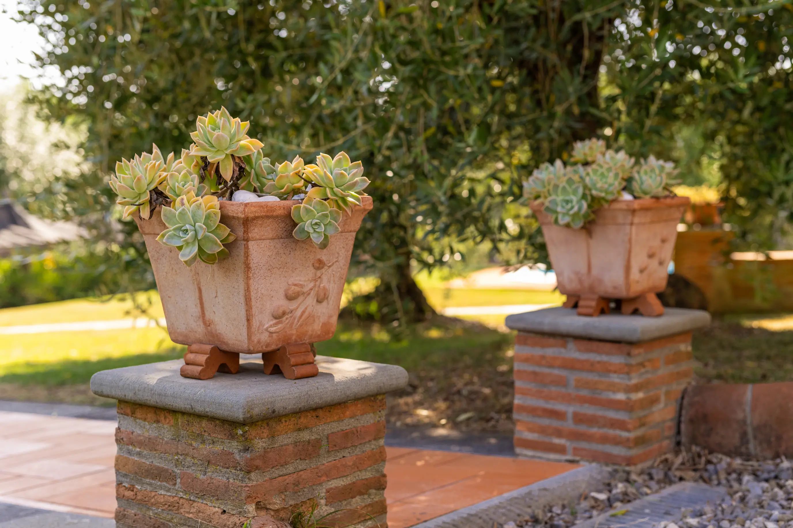 Elementi sagomati in cotto artigianale per architetture e dettagli decorativi