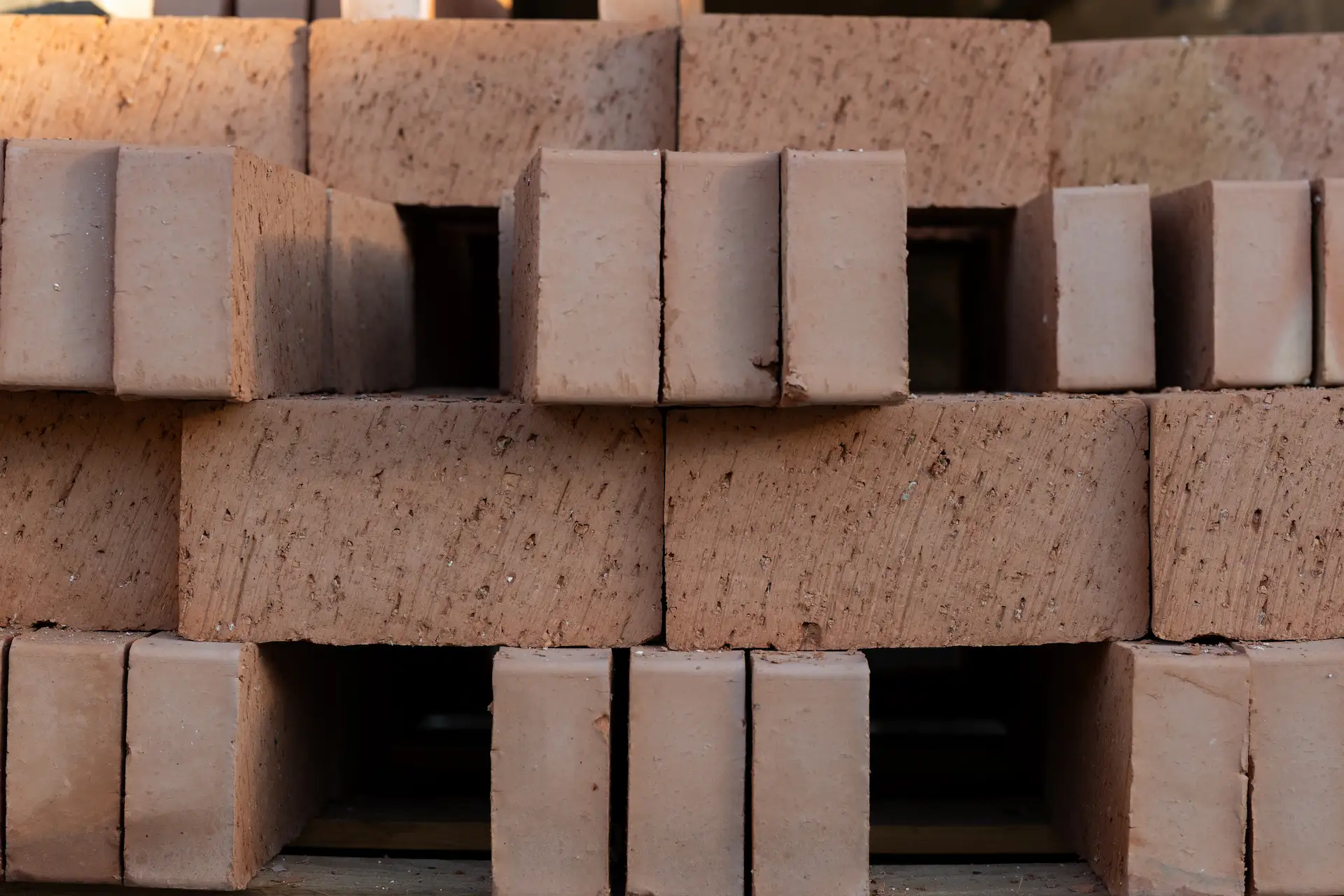 Laterizi per costruzioni disponibili nel magazzino edile Giorgetti Renzo