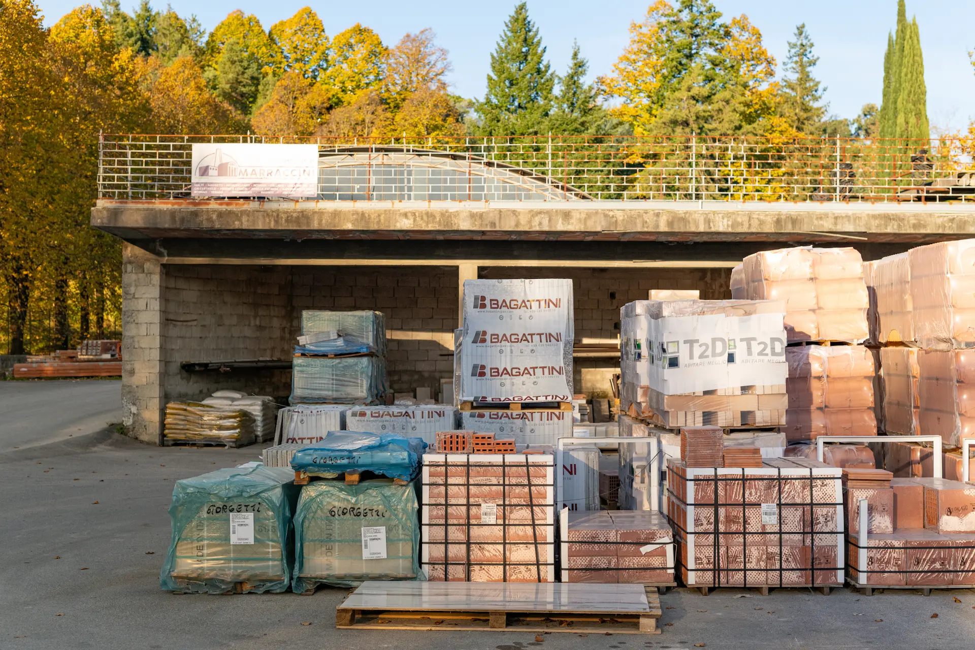 Vista del magazzino edile Giorgetti Renzo a Lucca, con materiali da costruzione