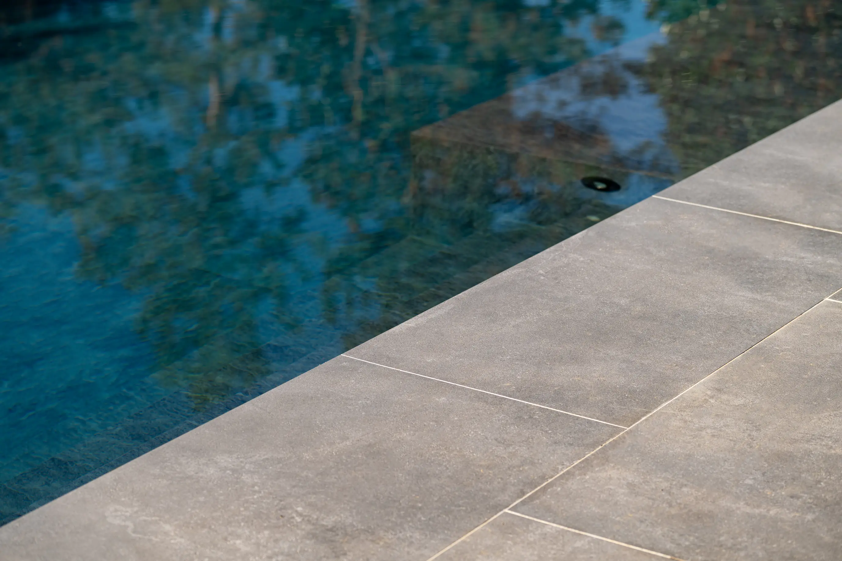 Pavimenti moderni e di design esposti nello showroom Giorgetti Renzo a Lucca