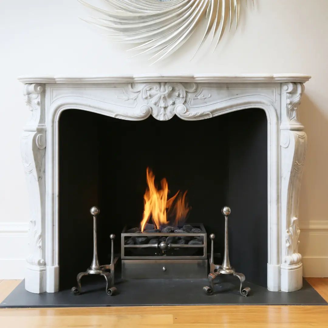 Elegante caminetto francese in stile classico per arredamento d’interni