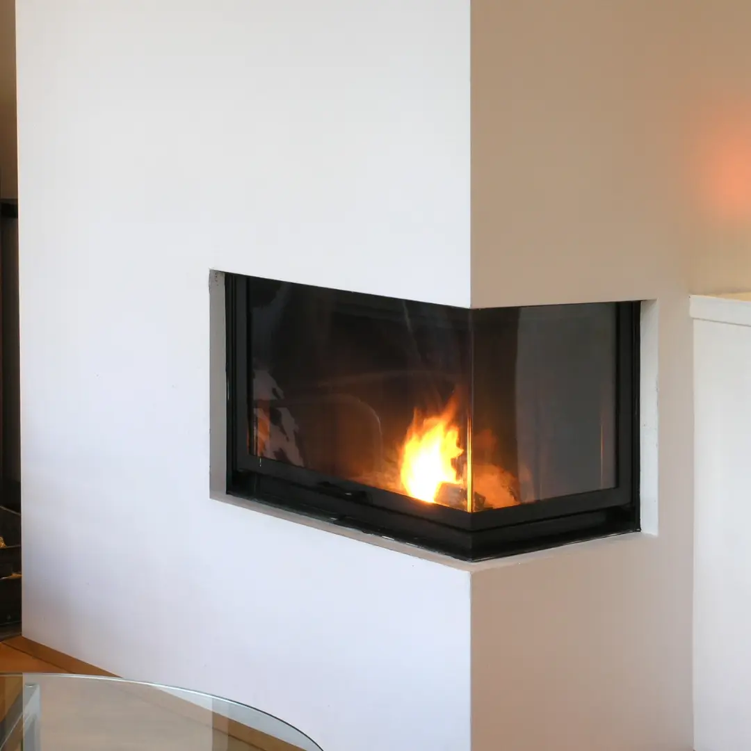 Termocamino moderno per riscaldamento efficiente e sostenibile