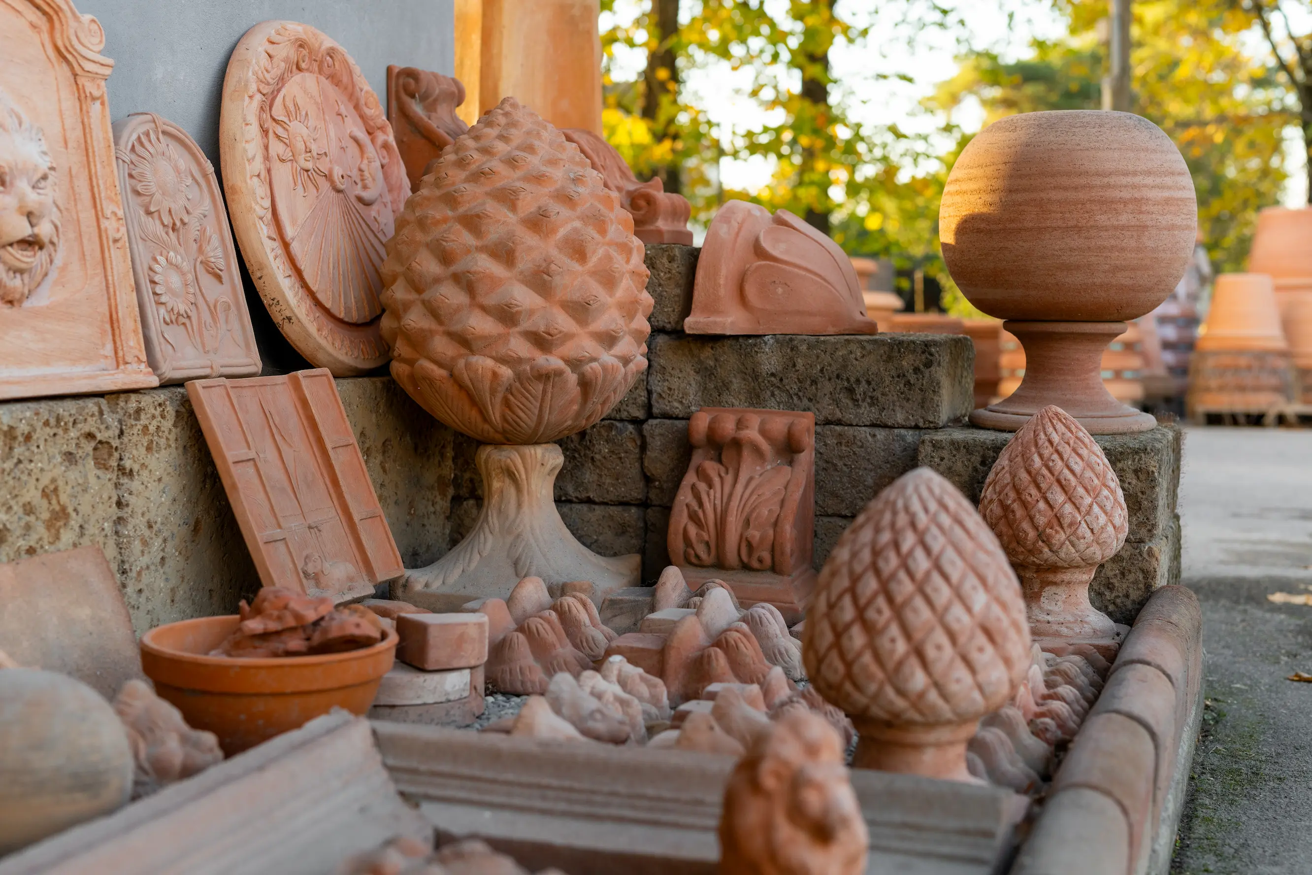 Complementi d’arredo artistici in terracotta realizzati a mano