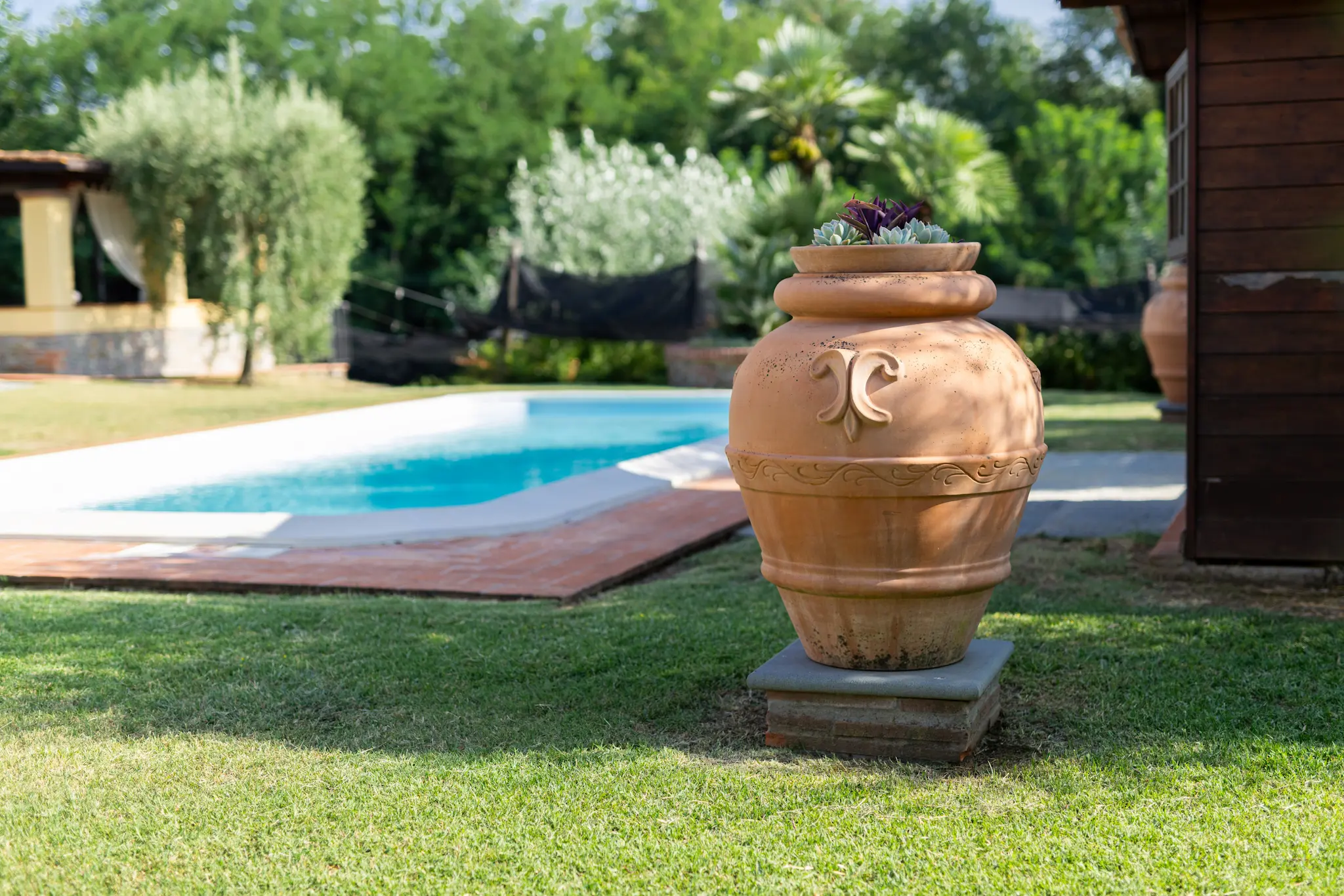 Dettaglio di vaso in terracotta toscana, simbolo di artigianalità e tradizione