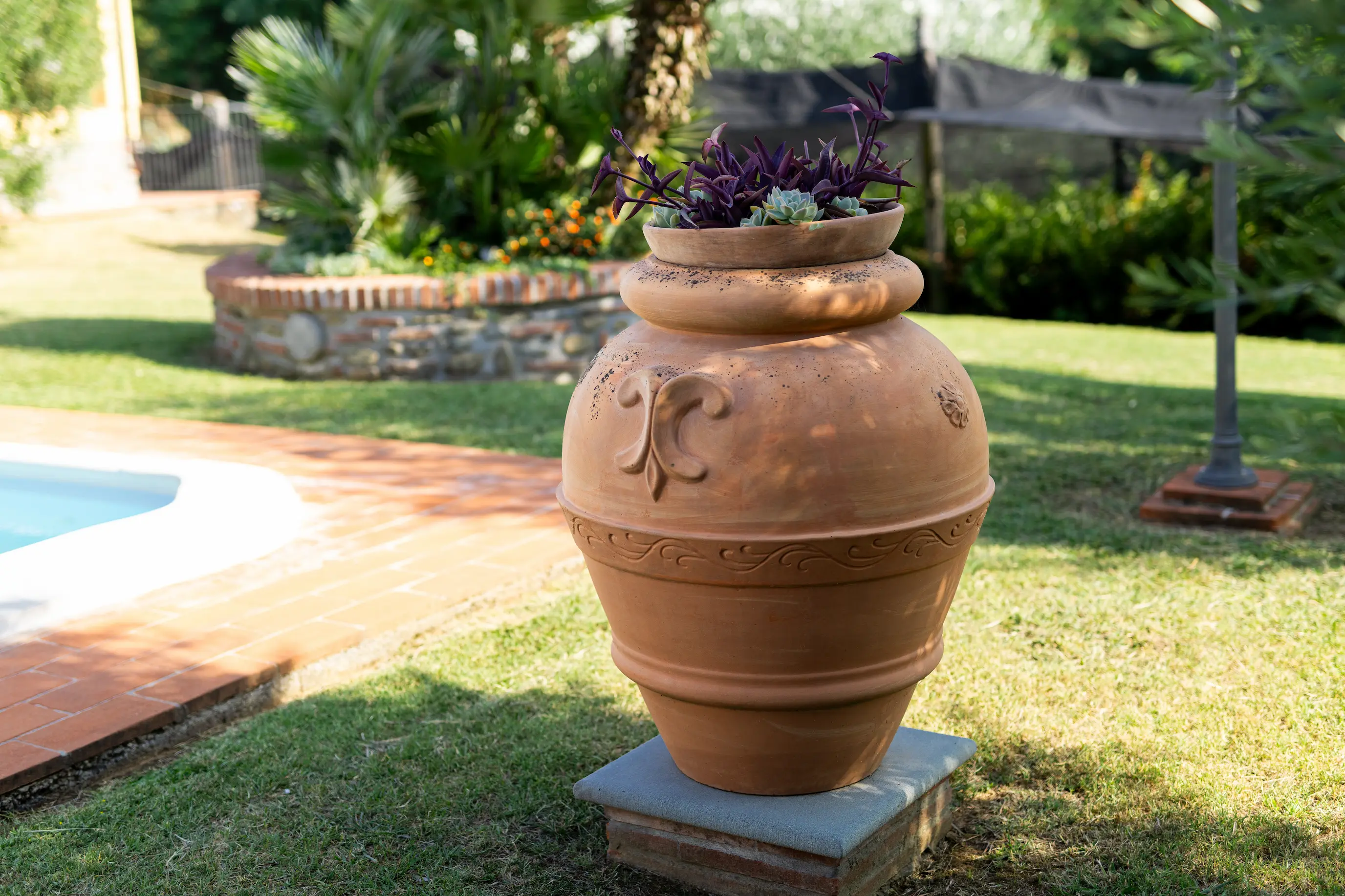 Vasi in cotto artigianale ideali per piante e decorazioni da giardino