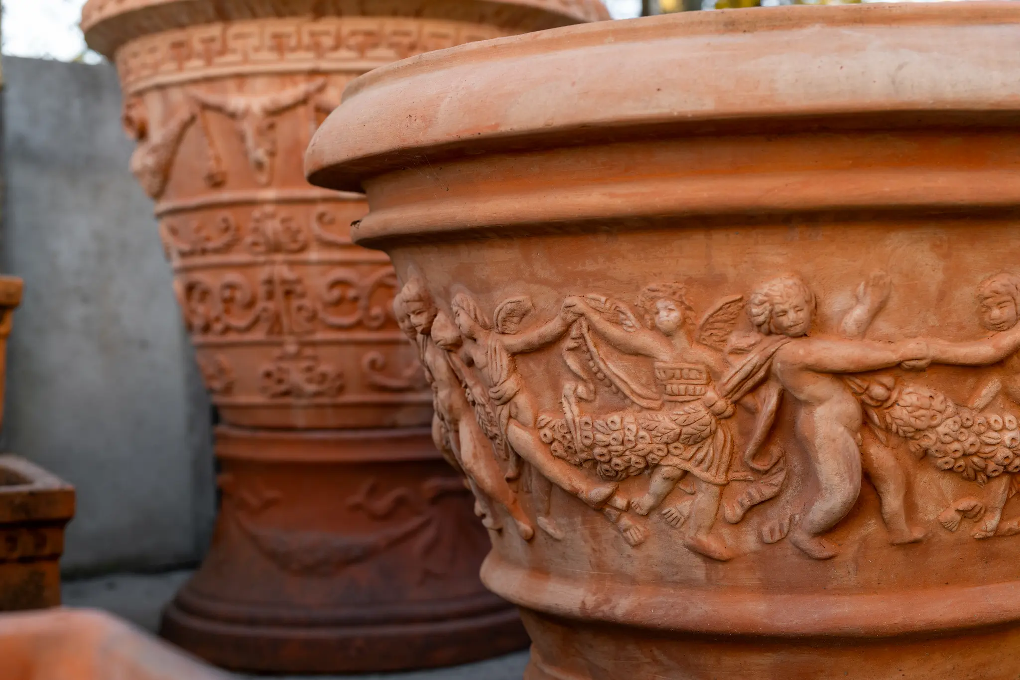 Vasi e fioriere in terracotta artistica esposti nello showroom Giorgetti Renzo a Lucca