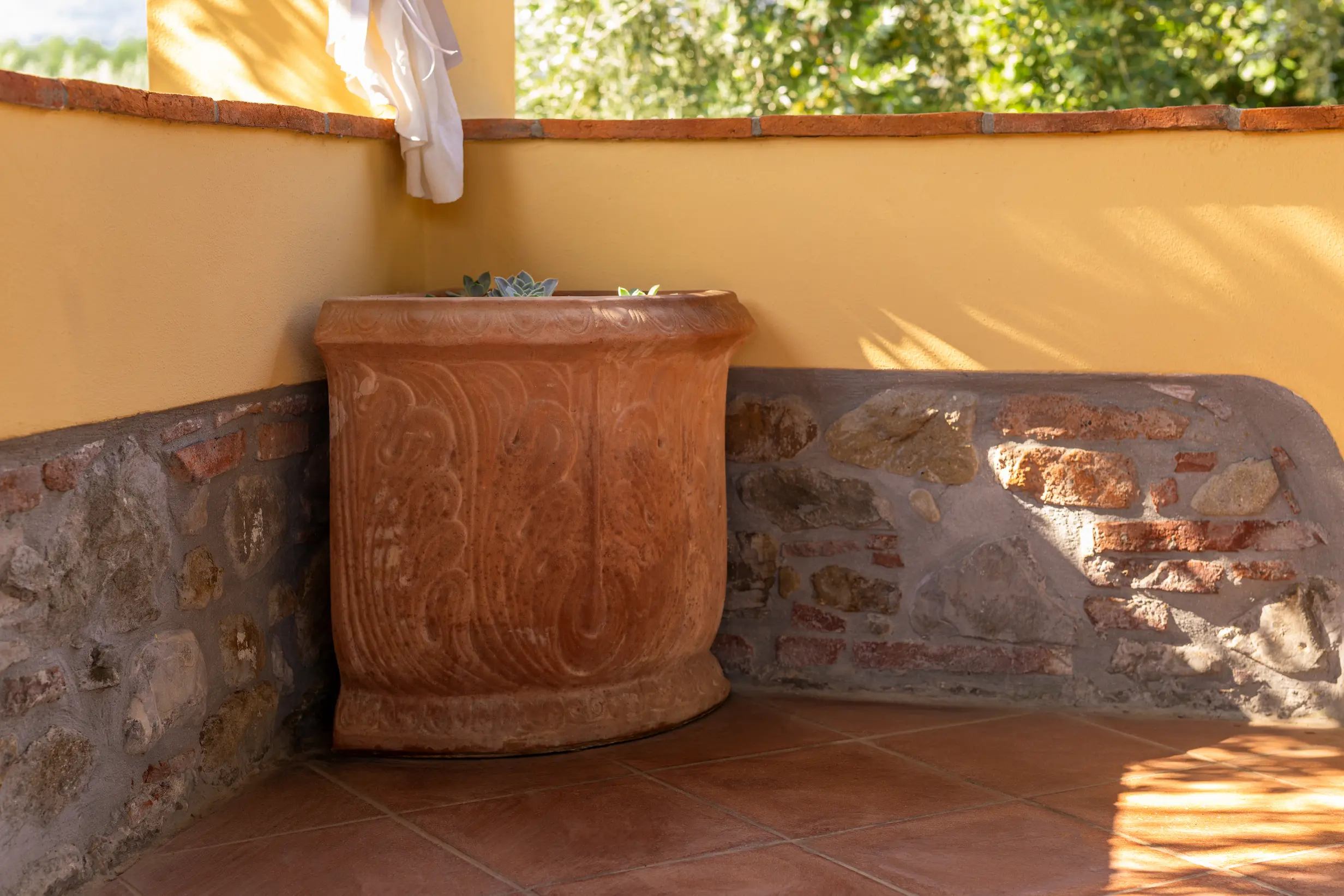 Vasi e fioriere in terracotta toscana per interni ed esterni