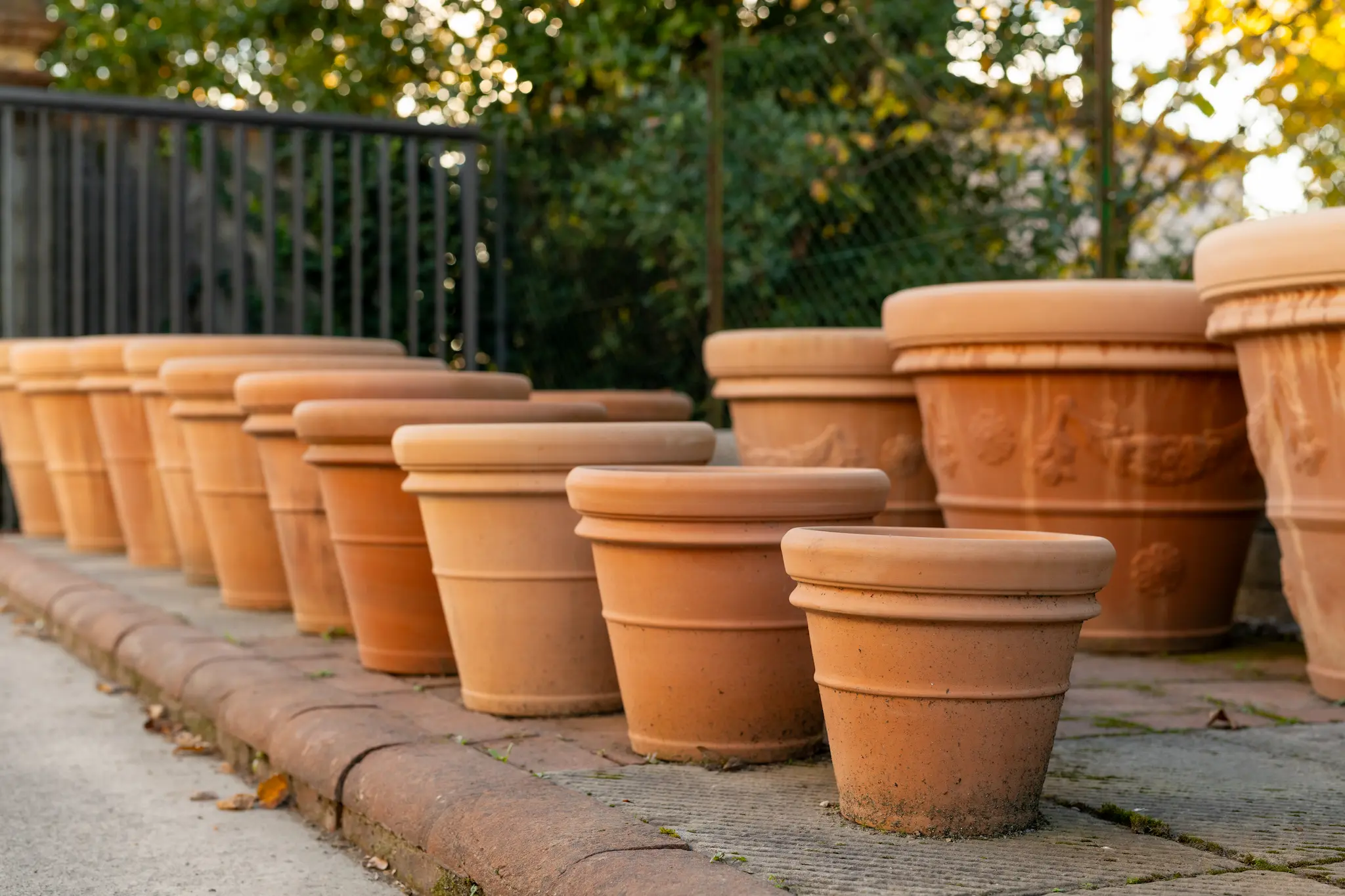 Vasi in cotto artigianale ideali per piante e decorazioni da giardino